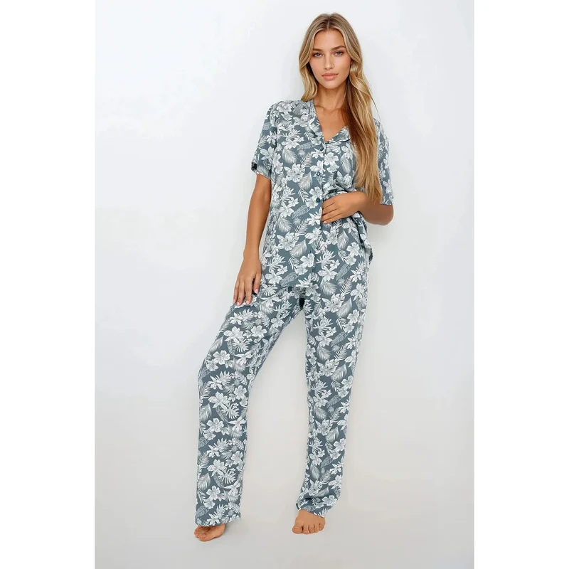Pyjama élégant en deux pièces pour femme, Momenti Per Me, model 215911, pyjama confortable en coton, look raffiné, floral sur fond bleu-gris, lingerie érotique, nuits douces, loungewear, cadeau