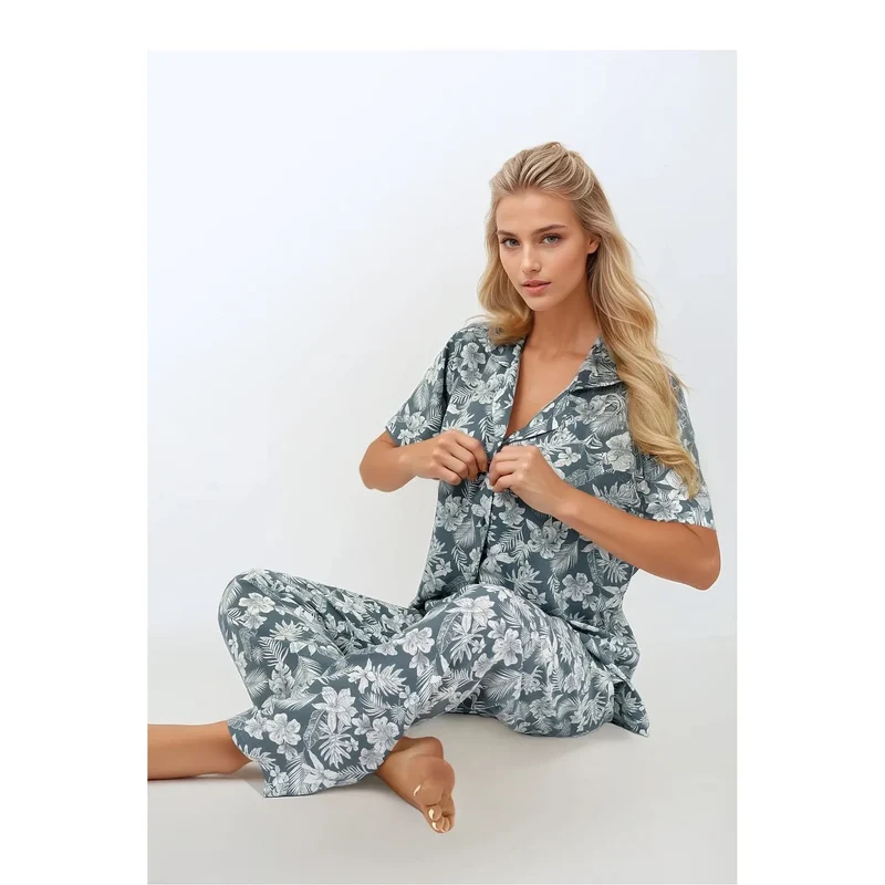 Pyjama élégant en deux pièces pour femme, Momenti Per Me, model 215911, pyjama confortable en coton, look raffiné, floral sur fond bleu-gris, lingerie érotique, nuits douces, loungewear, cadeau