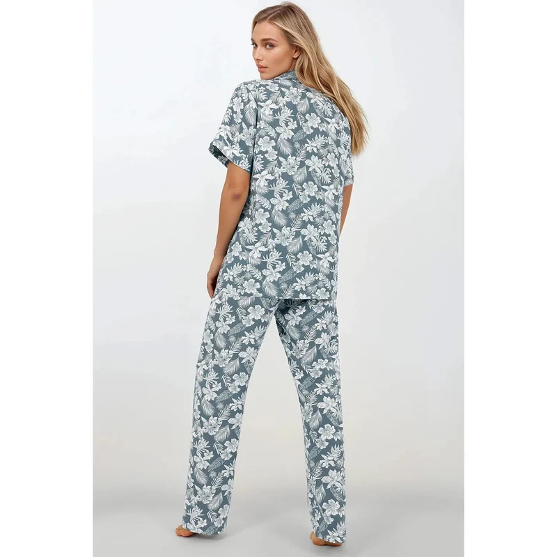Pyjama élégant en deux pièces pour femme, Momenti Per Me, model 215911, pyjama confortable en coton, look raffiné, floral sur fond bleu-gris, lingerie érotique, nuits douces, loungewear, cadeau