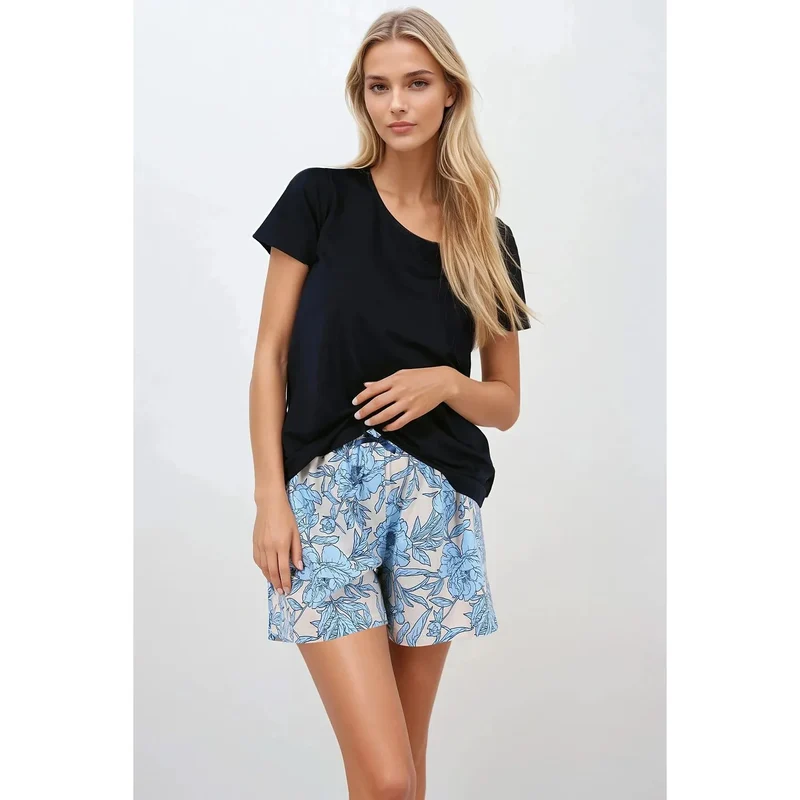Pyjama élégant et confortable pour femme, loungewear intime, pyjama floral, t-shirt noir uni, short motif bleu et blanc, matériau hypoallergénique, lingerie détente, cadeau intime, relaxation, qualité premium