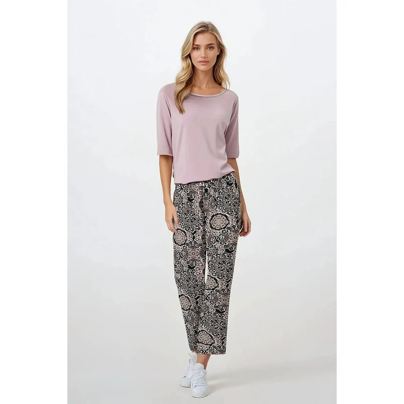 Pyjama féminin élégant et confortable pour détente et intimité, 2 pièces en soie douce, design raffiné, idéal pour nuits romantiques et moments de relaxation