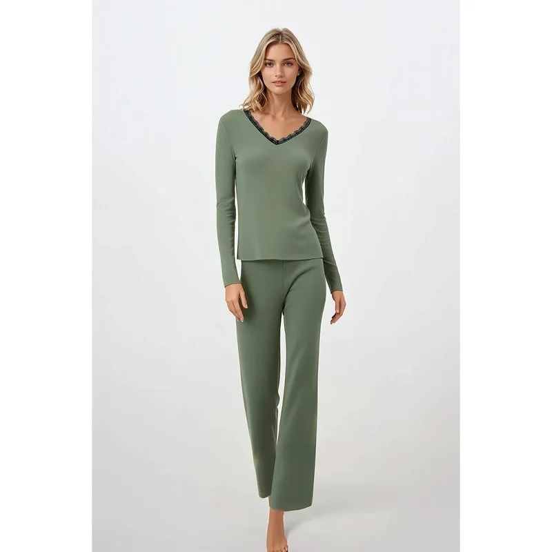 Pyjama deux pièces élégant et confortable V-neck dentelle couleurs douces tissu lisse manches longues pantalon droit taille élastique vert olive