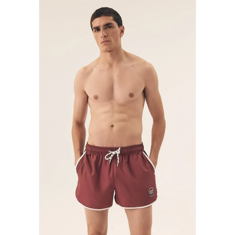 Short de bain homme style sportif élégant coupe classique élastique cordon poches latérales contrastes bordeaux blancs plage piscine loisirs