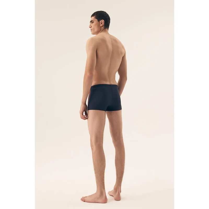 Boxer homme confort style moderne design épuré motif rayures rouges tissu élastique respirant maintien optimal silhouette adult