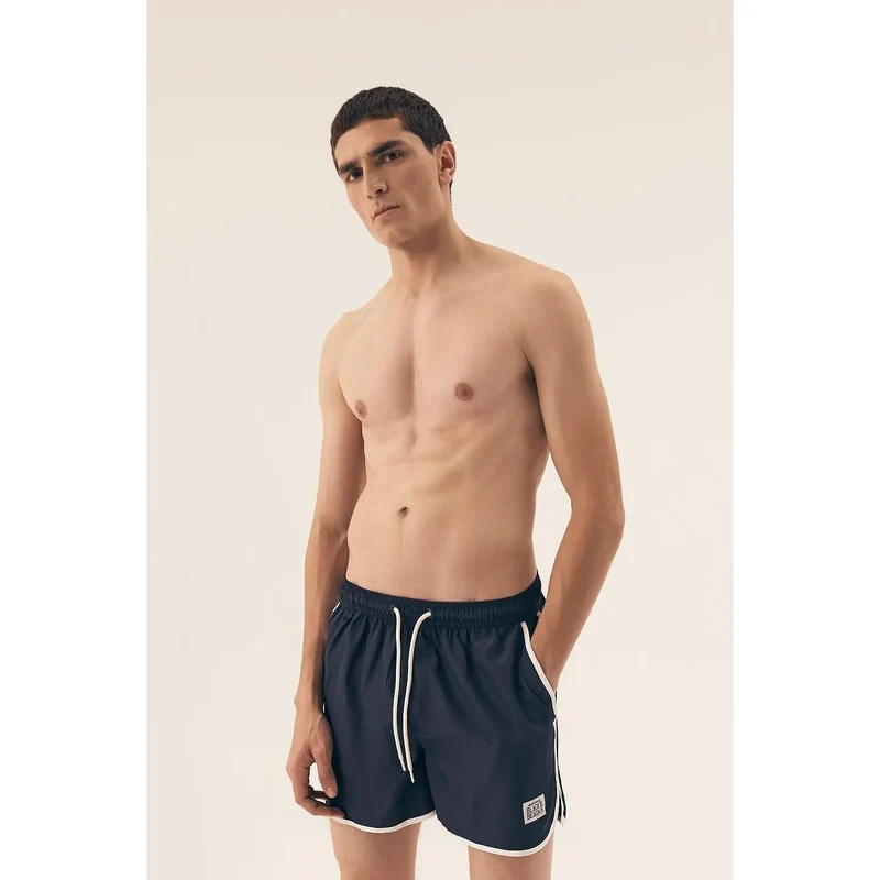 maillot bain homme élégant Henderson taille élastique cordon blanc poches latérales bordures blanches logo discret doublure synthétique résistant