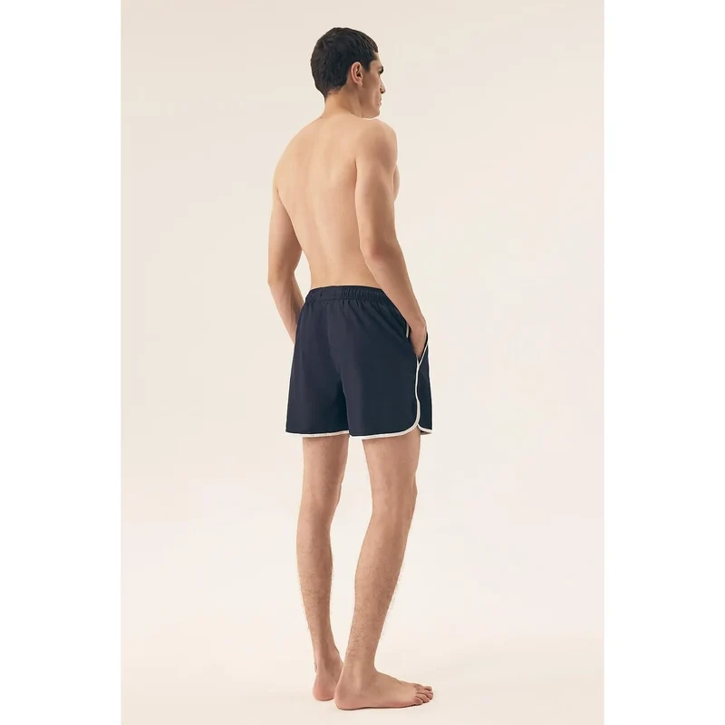 maillot bain homme élégant Henderson taille élastique cordon blanc poches latérales bordures blanches logo discret doublure synthétique résistant