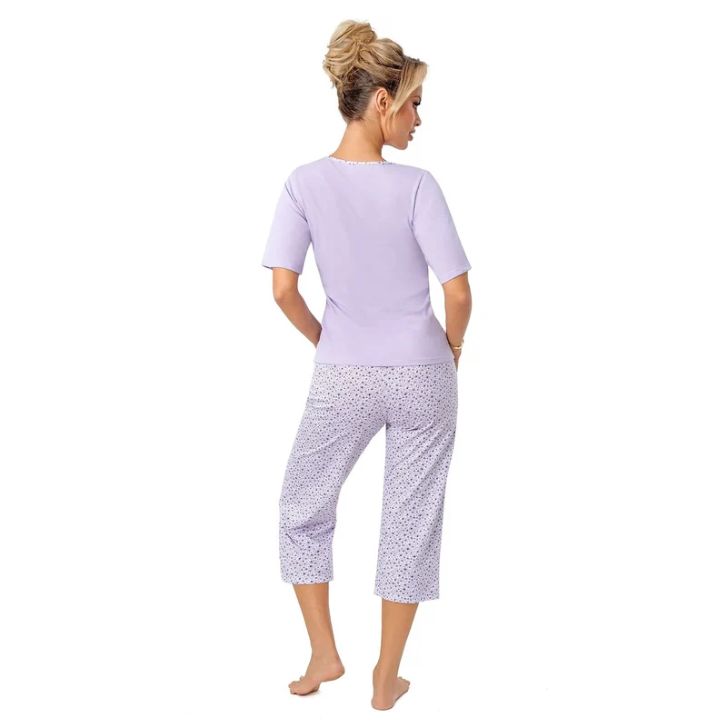 Pyjama féminin élégant confortable dentelle manchescourtes colrond pantalon troisquarts coupeample motif fleurs lavande violet coton jersey ceintureelastique léger discret chic