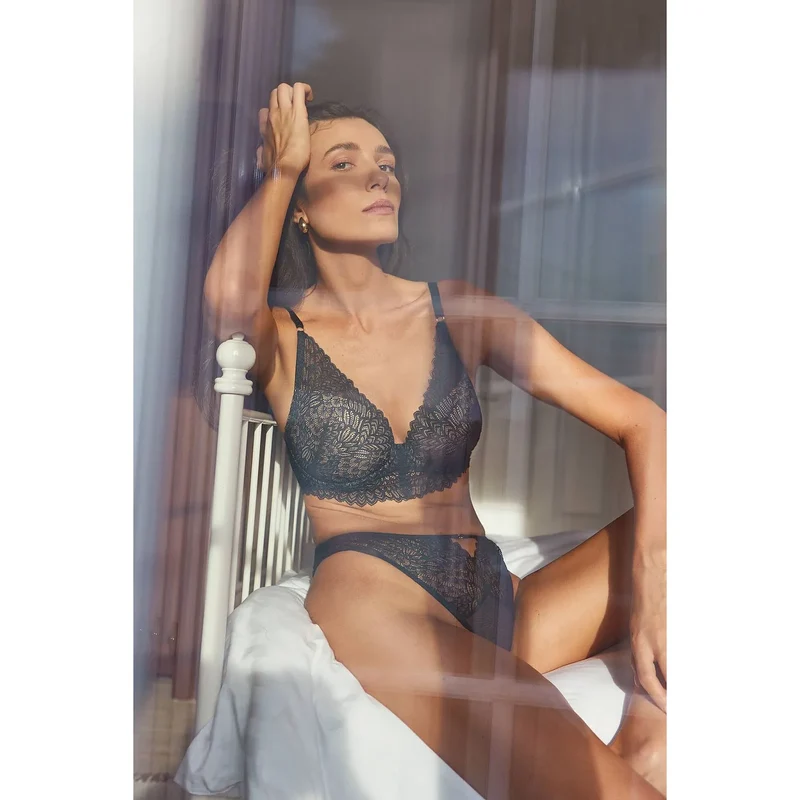 soutiengorge galbant dentelle florale noir balconnet mousse rembourree bretellesreglables fermetureagrafees cotoncertifie oekotex confortable discret élégant sophistiqué fabricationpolonaise