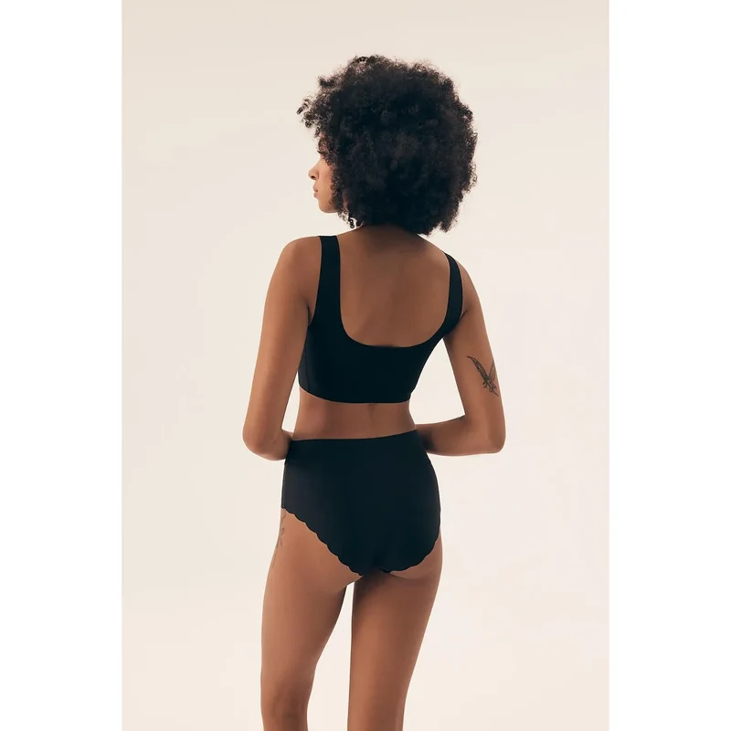 ensemble lingerie féminine élégante sans coutures soutien gorge brassière bretelles larges culotte dentelle extensible nylon élasthanne confort quotidien discret noir