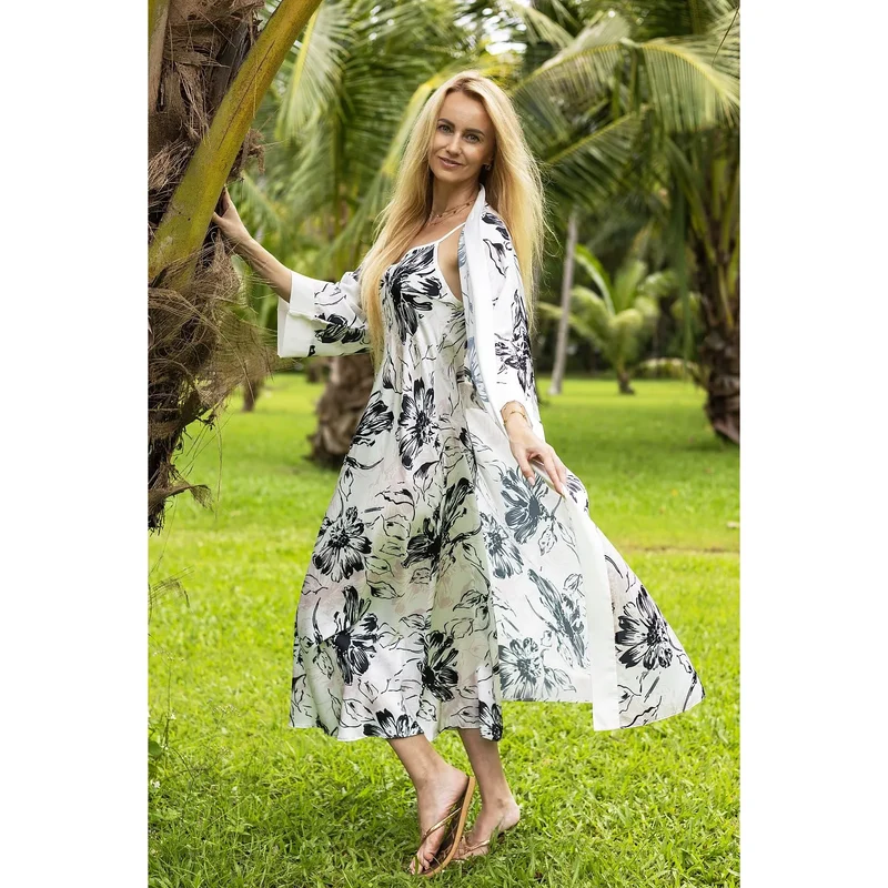 Chemise de nuit élégante Kalimo modèle 209079 tissu léger motif floral bretelles fines couleur blanc et noir lingerie confortable détente intimité