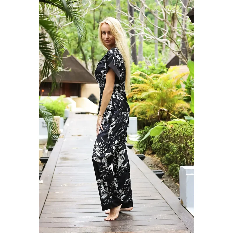Pyjama élégant en satin de soie floral model 209074 Kalimo coupe ample manches courtes col V poches latérales