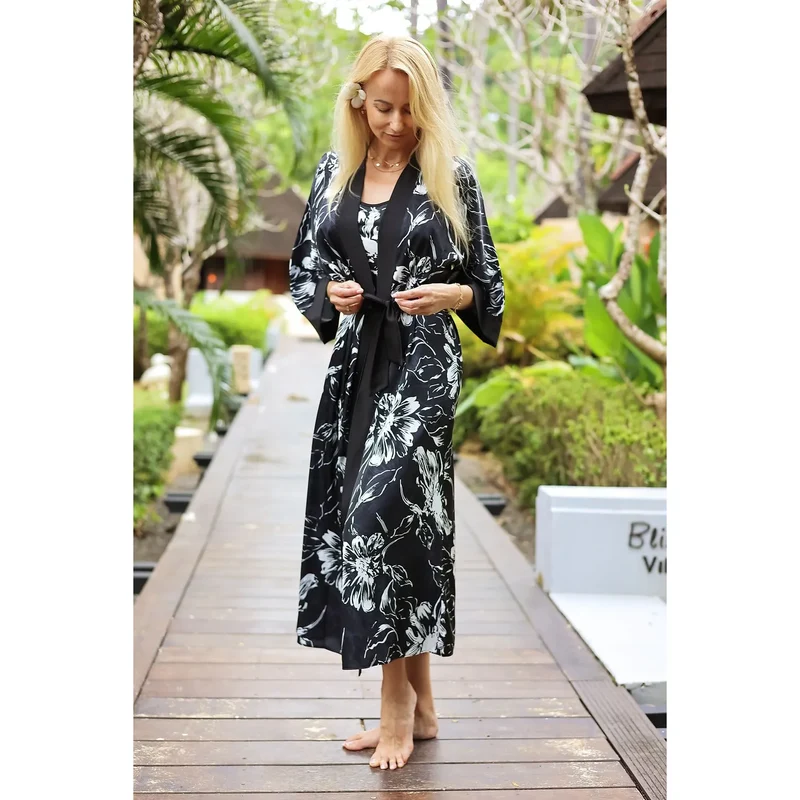 Peignoir satiné long motifs floraux noir blanc manches larges col châle ceinture nouée taille ajustable toucher doux fluide