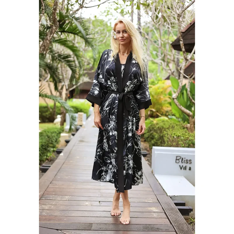 Peignoir satiné long motifs floraux noir blanc manches larges col châle ceinture nouée taille ajustable toucher doux fluide