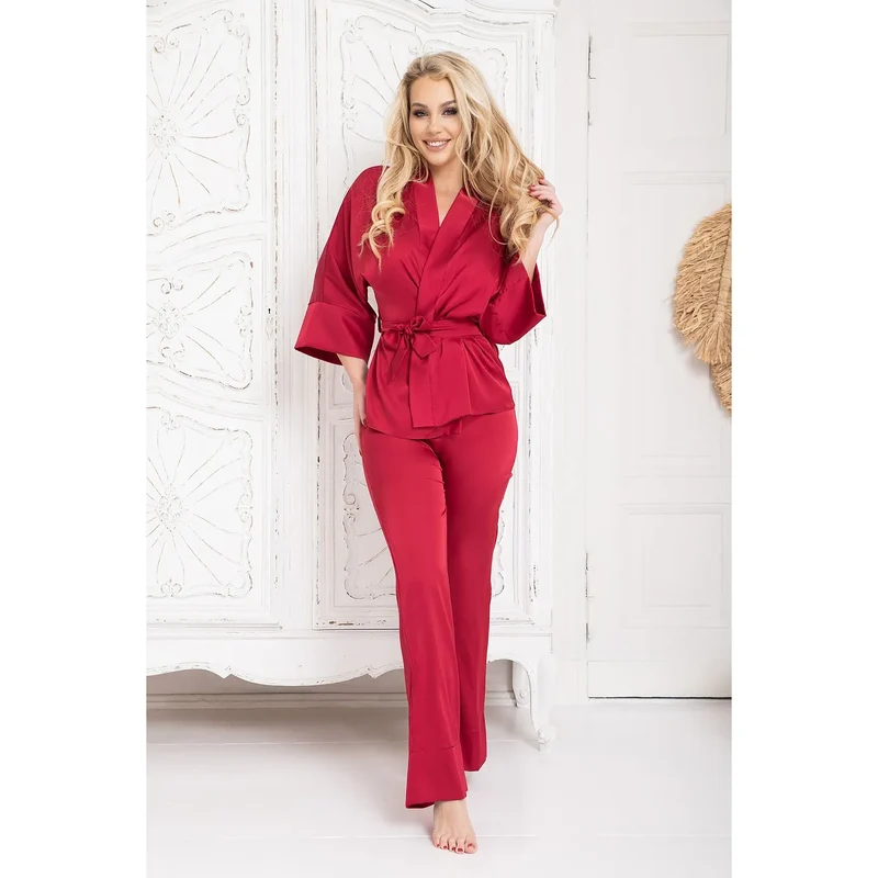 Ensemble lingerie élégant satin kimono pantalon rouge vif coupe sophistiquée matériau soyeux sexy intérieur romantique nuit romantique