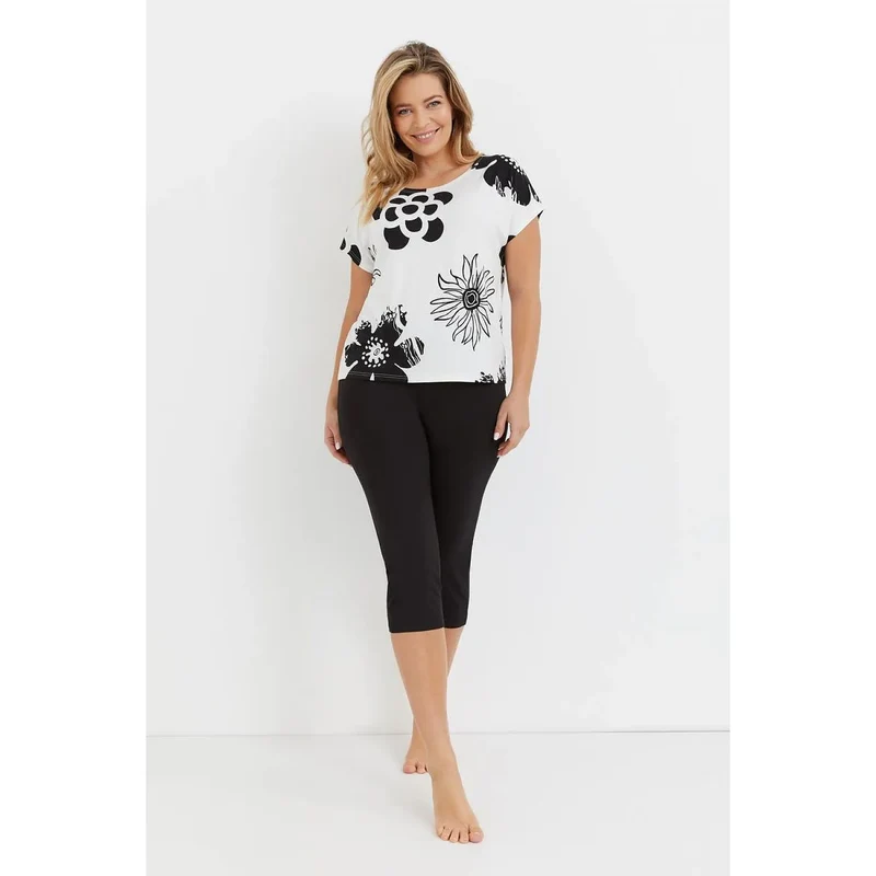 Pyjama féminin confortable De Lafense model 196100 t-shirt manches courtes motifs floraux pantalon capri noir blanc lingerie intime détente domicile