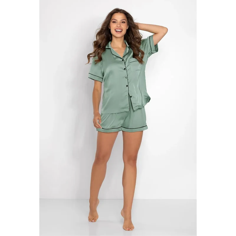 Pyjama satin élégant pour femme en vert doux, coupe ajustée, détails contrastants, confort nocturne, lingerie fine, intimité, bien-être
