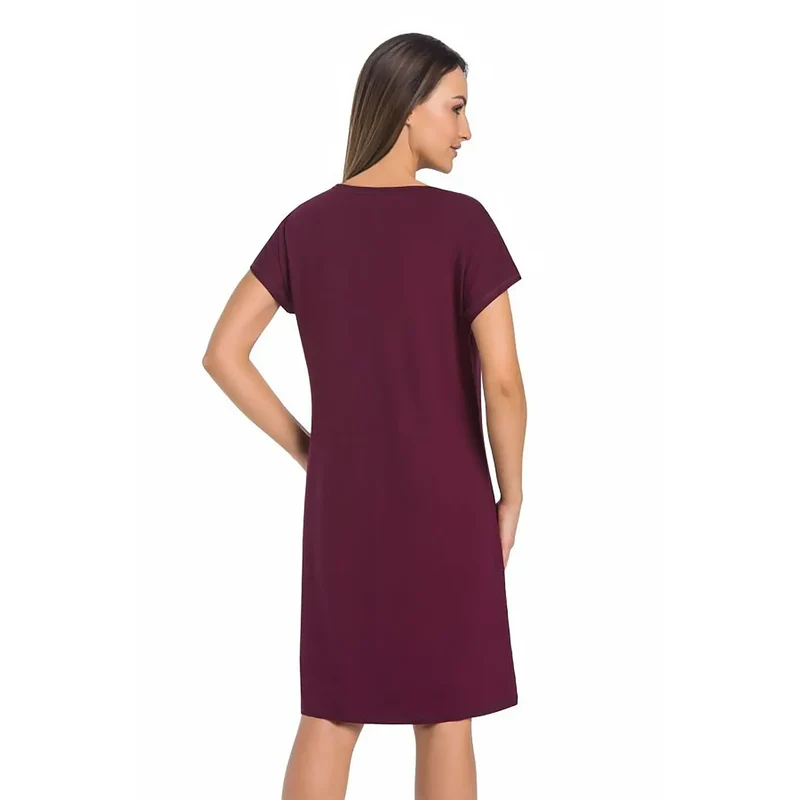 Chemise de nuit féminine en violet confortable élégante coupe A manches courtes col rond matière douce détente maison lingerie