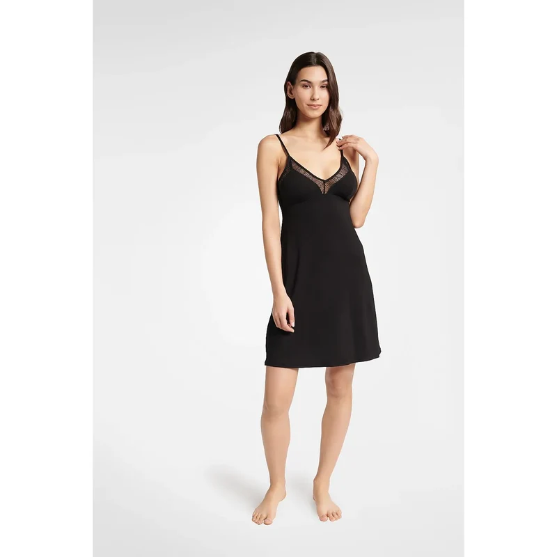 Nuisette satin noir dentelle romantique sans bretelles ajustables décolleté profond coupe évasée mi cuisse douce soyeuse confortable féminine raffinée
