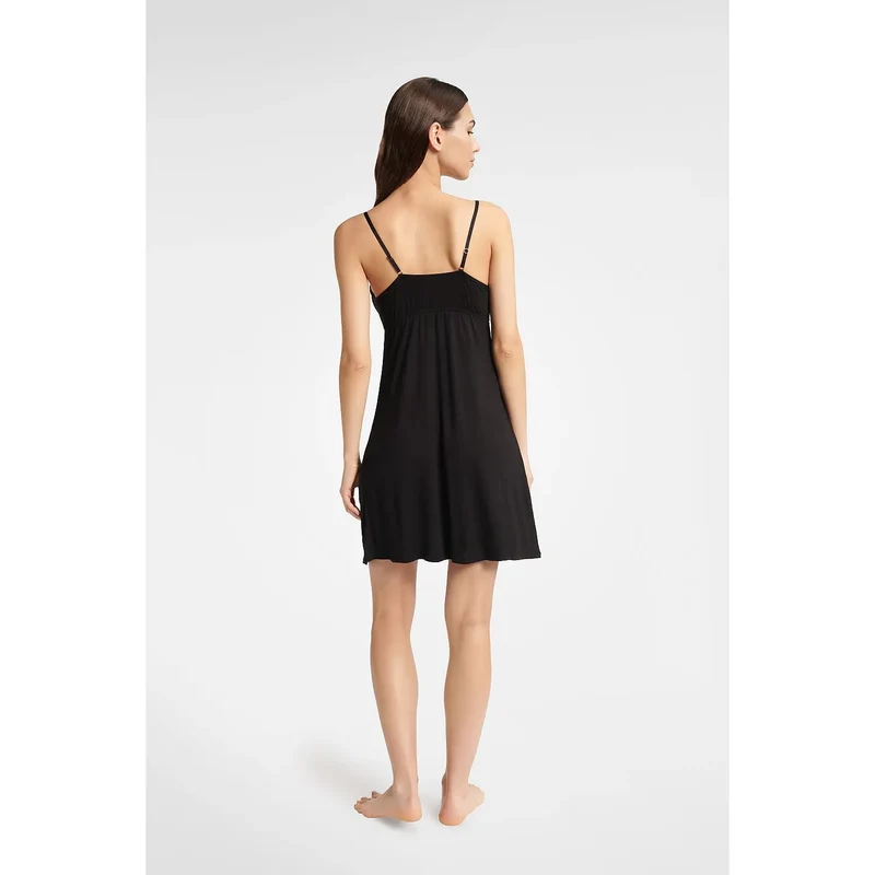 Nuisette satin noir dentelle romantique sans bretelles ajustables décolleté profond coupe évasée mi cuisse douce soyeuse confortable féminine raffinée