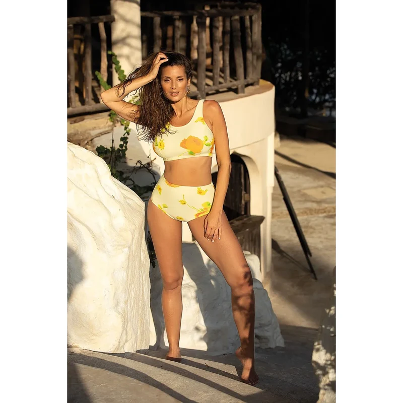 Maillot de bain deux pièces sportif à bonnets sans baleines inserts amovibles taille haute tissu Carvico elasthanne polyamide femmes plage piscine gym