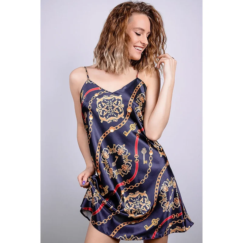 chemise nuit satin motif chaîne dorée sexy bretelles ajustables douce fluide soyeuse luxueuse sensuelle élégante rouge audacieuse ample aérée