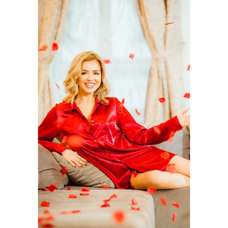 chemise nuit satin rouge élégante sensuelle luxueuse soie synthétique toucher doux brillant boutons verre manches longues col classique coupe ample