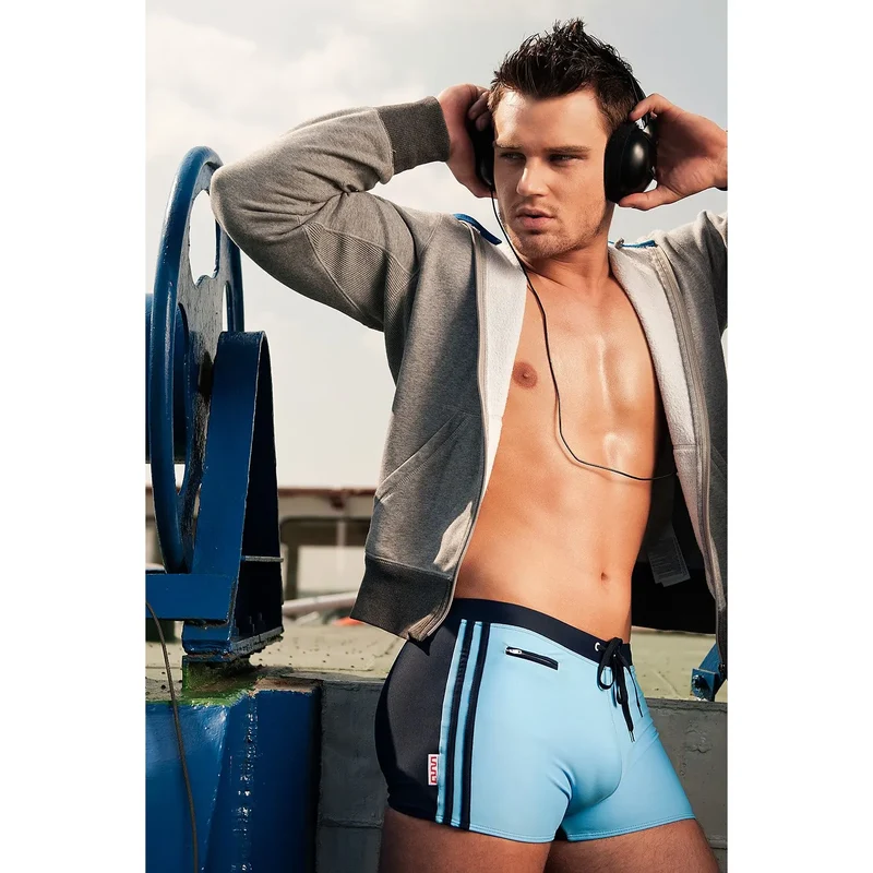 slip bain homme sportif ajusté bicolore bleu marine doublure soutien poche avant polyamide élasthanne extensible confortable durable discret