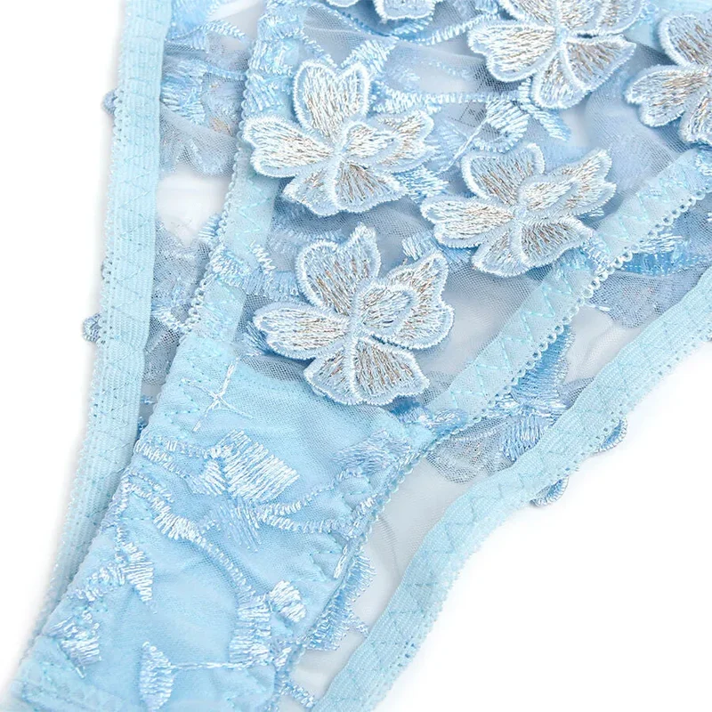ensemble soutiengorge culotte dentelle brodée florale sexy bleu ciel féminin sophistiqué transparent délicat confortable extensible bretelles réglables maintien flatteur polyester