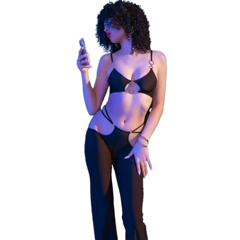 ensemble lingerie noir accessoires dorés chic sensuel élégant glamour séduisant tissu extensible polyamide élasthanne coupes latérales provocantes