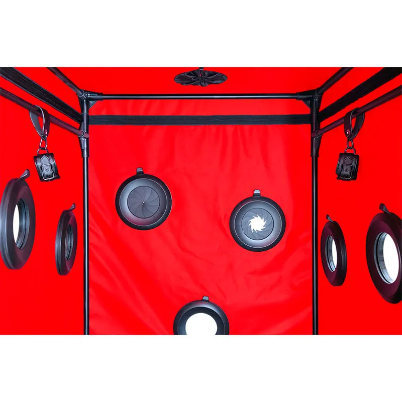 cabine fétiche club scandale noir rouge BDSM immersive LED serrage complet pinces Holedome Eyedome ventilation matelas menottes chaînes