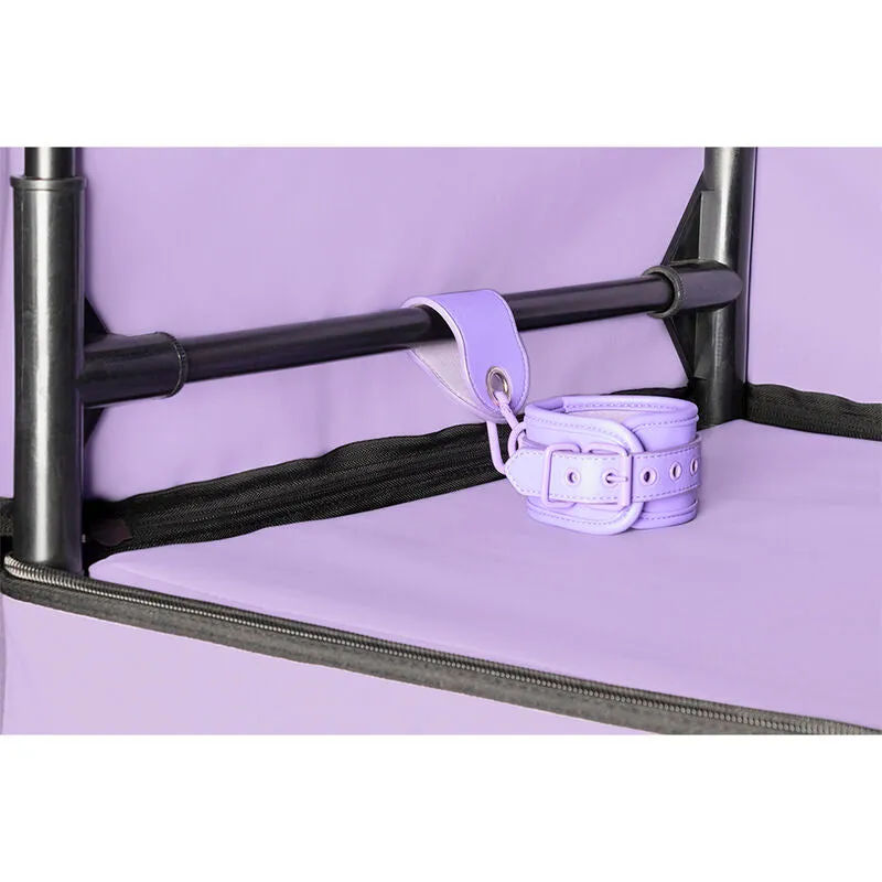 cabine bukkake violette sensorielle luminescente compacte transportable matelas moelleux attaches holedome sécurisées menottes élégante robuste intime audacieuse modulable consensuelle