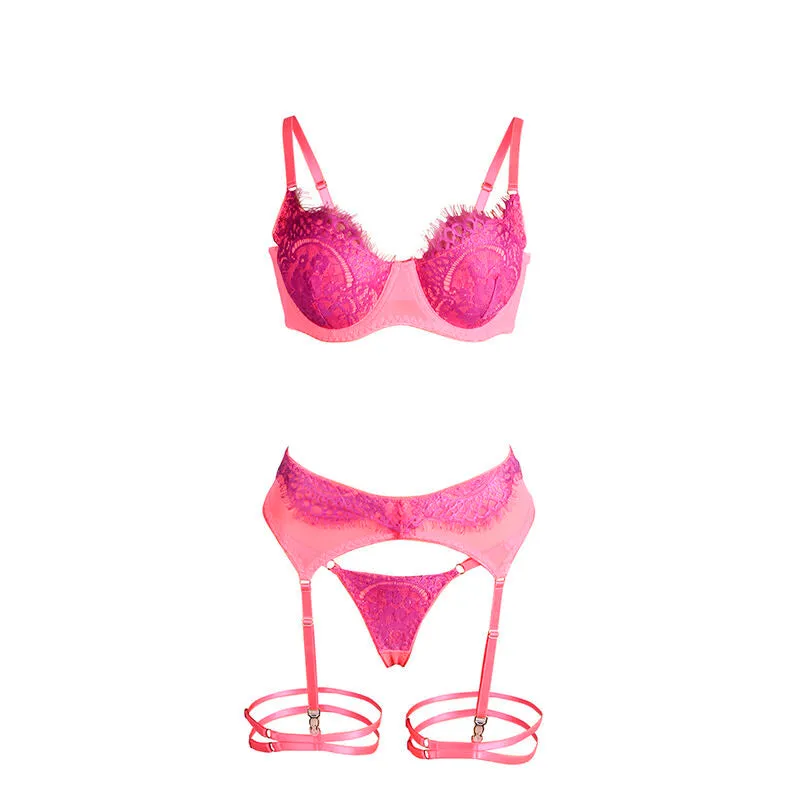 ensemble lingerie dentelle épissée cils rose sublime féminité romantique élégante sensualité contemporaine soyeuse extensible ajustement impeccable bretelles réglables