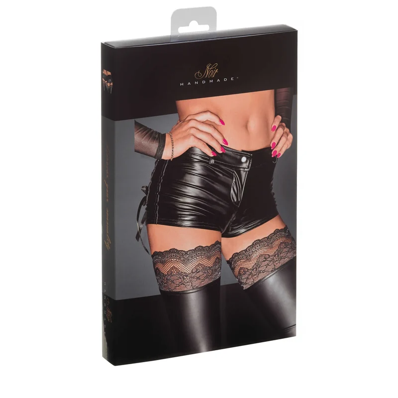 short noir moulant effet vernis élastique laçage satin arrière fermeture éclair double poches arrières passants ceinture ajustable confortable sexy élégant